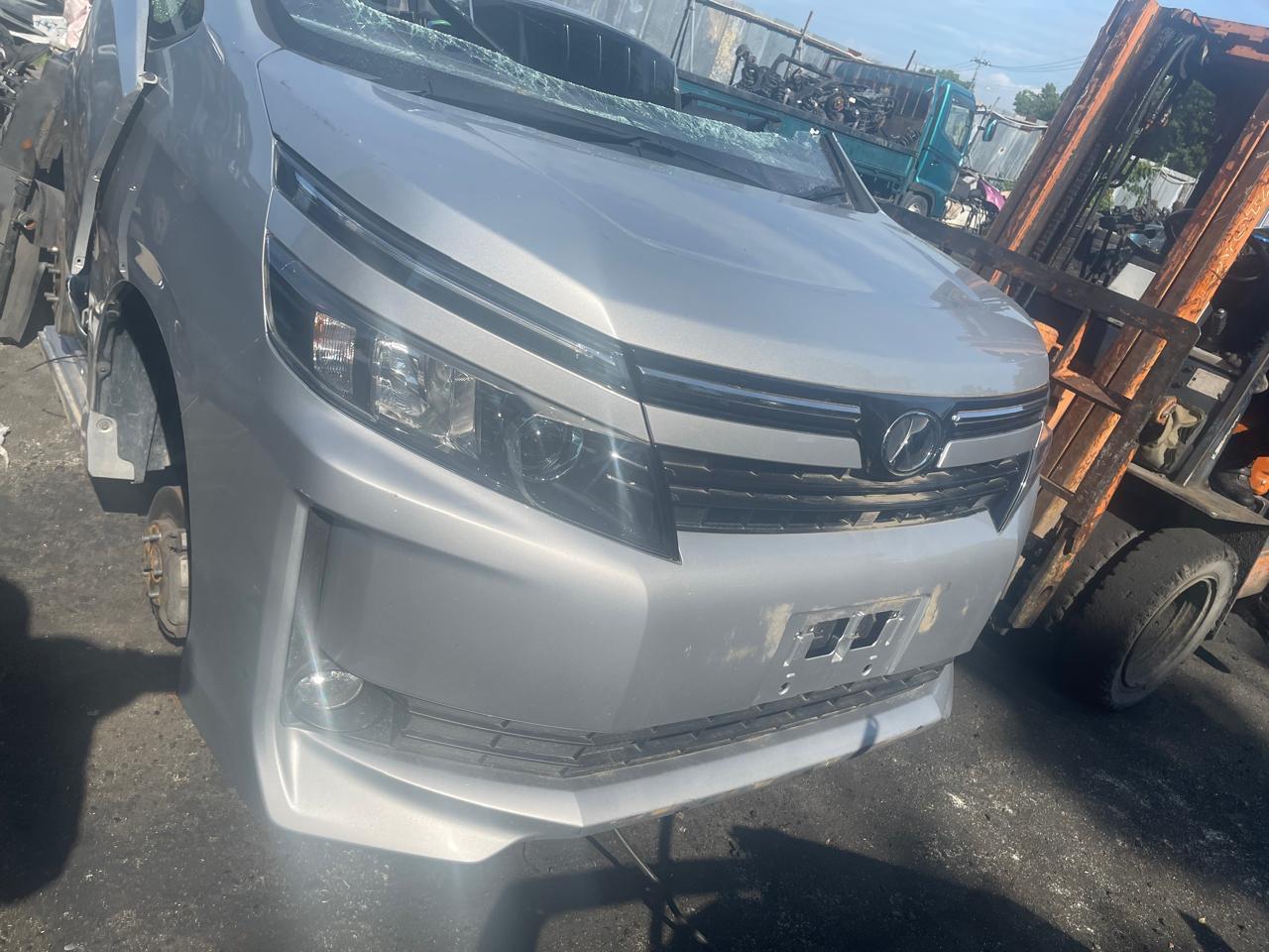 Toyota Voxy Hybrid S 2014